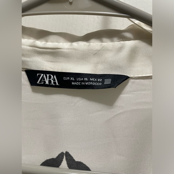 GUC Zara Women’s silky-feel printed blouse. Ivory, black and green. Size XL - Picture 3 of 5